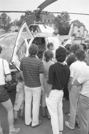 Gemeinsame Aktion "Sicherheitsgurt ´83" des ADAC, der Polizei und der Verkehrswacht Karlsruhe auf dem Messplatz
