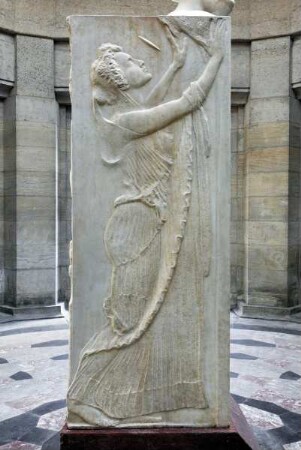 Büste Ernst Abbes auf Marmorherme mit Reliefs — Allegorie der Astronomie