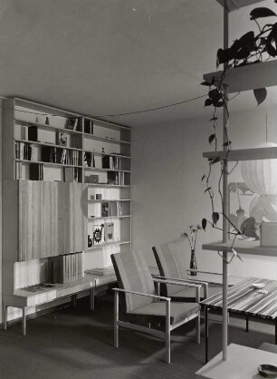 Musterwohnzimmer : Berlin-Fennpfuhl. Ausstellung des Experimentalbaus der Deutschen Bauakademie Berlin, 1962. Musterwohnzimmer (1962; Zentrales Entwicklungsbüro Leipzig (EMW)). Sitzgruppe vor Wandregal
