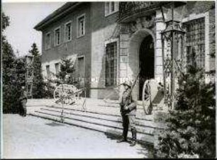 Ein Ehrenposten der Reichswehr am Schloss Neudeck nach dem Tod Hindenburgs