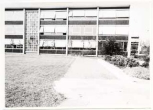 Grünflächen am Max-Planck-Gymnasium, Düsseldorf: Schulgebäude mit Garten, Plattenweg