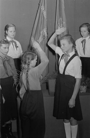 Aufnahme von Schülerinnen und Schülern einer Schule in Berlin-Köpenick in die Pionierorganisation / Verleihung der Thälmann-Pionier Halstücher