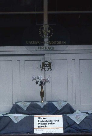 Keine Ware im Schaufenster : Leeres Schaufenster einer Konditorei, aufgenommen im Dezember 1989 in Eisenach