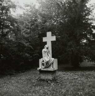 Spremberg. Grabstein "Braut" : Spremberg, Stadtpark. Grabstein "Braut" (1. Hälfte 20. Jahrhundert)
