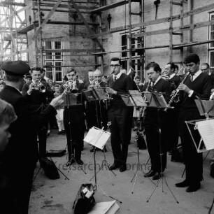 Schlosspark: Ostereiersuchen: Ahrensburger Bläser-Korps unter Leitung von W. Schienkiewitz: vor Schloss, mit Gerüst