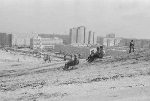 Rodelpiste, Volkspark Prenzlauer Berg, 1973, Bild 2. SW-Foto © Kurt Schwarz.