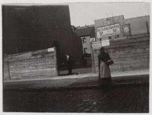 Ohne Titel (Kohlenplatz mit Mann und Frau als Passanten, vermutlich in Charlottenburg)