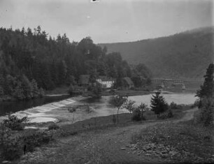 Saaletal : Blick auf das Saaletal. Rechts eine Brücke, links die Linkenmühle.
