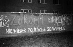 Besetzung der Bezirksverwaltung des Ministeriums für Staatssicherheit der DDR (BVfS) / Amt für Nationale Sicherheit (AfNS) Dresden am 5. Dezember 1989. Fotoserie. Aufnahmezeit: ab ca. 17.30 Uhr