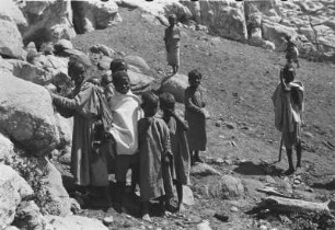 Bewohner von Afaba : Eine Gruppe Kinder in einer felsigen Landschaft