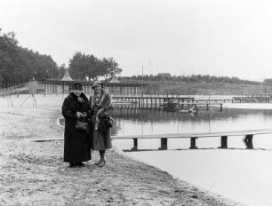 Schönlanke, Zasker See : Schönlanke (Trzcianka/Polen). Portrait der Ehefrau des Fotografen und einer älteren Frau (vermutlich Angehörige der Familie) am Zasker See