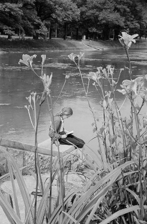 Ein lesendes Mädchen am Kanal