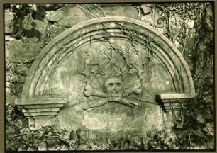Friedhofmauer. Grabstein eines Müllers