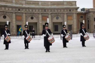 Stockholm - Wachaufzug am Schloss : Trommler der Svea Livgarde vor dem Königlichen Schloss, aufgenommen 2006 in Stockholm