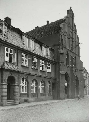 Preußisch Holland, Rathaus : Preußisch Holland (Paslek/Polen). Rathaus mit Stadtsparkasse. Straßenansicht