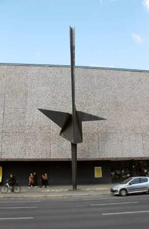 Skulptur vor der Deutschen Oper