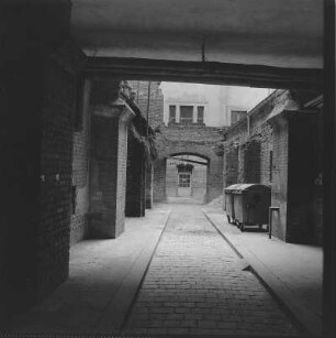 Dresden-Altstadt, Ständehaus, großer Innenhof mit Einbauten. Blick aus der Durchfahrt im Ostflügel in den Hof