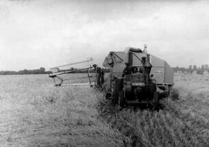 Mähdrescher MDB mit Traktor Lanz