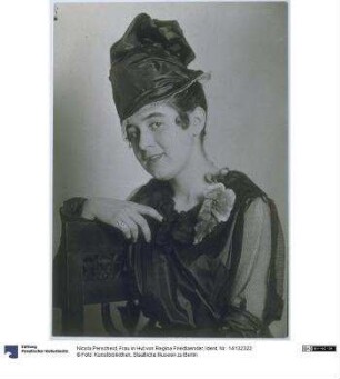 Frau in Hut von Regina Friedlaender