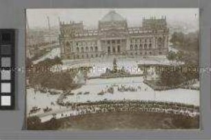 Blick auf das Reichstagsgebäude während des Stafettenlaufs Potsdam-Berlin