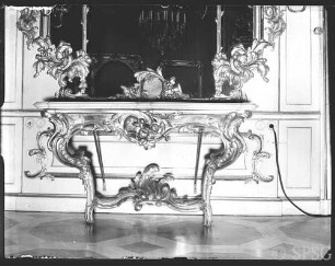 Potsdam, Neues Palais, Rote Damastkammer, R.: 164, Ostwand, Spiegelkonsole.