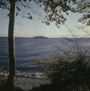 Rügen. Fährschiff vor der Saßnitzer Küste