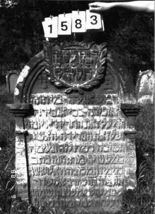 Grabstein 1583 (Index: 100097902) Maße HxBxT: 118x74x15 cm Symbolik: Krone und Kranz Besonderheit: kulturhistorisch wertvoll / künstl.-formale Gründe (Inschrift): Grabstein 1583