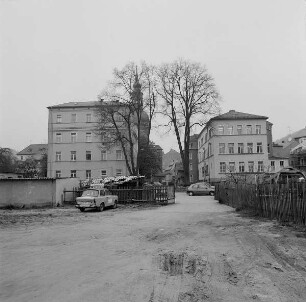 Gymnasium (bez. 1888). Häuser 1 und 2 : Bad Schandau, Bergmannstraße 4b. Gymnasium (bez. 1888). Häuser 1 und 2. Ansicht von einem unbebauten Grundstück