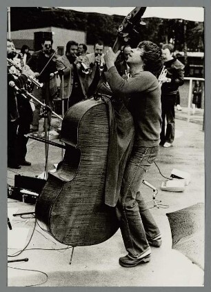 Barry Guy : Portrait des Musikers Barry Guy beim Open Air Peitz 1981