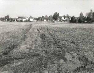 Wachau-Leppersdorf. Ortsteilansicht mit Dorfkirche Leppersdorf. Blick von der Pulsnitzer Straße über Feldfluren
