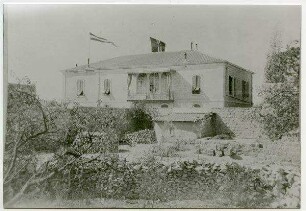 [Jerusalem, Palästinainstitut] Vorderseite d. Hauses mit deutschem Wimpel und schwedisch-norwegischer Flagge