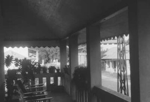 Straßenszene : Blick von einer Veranda in eine Straße.