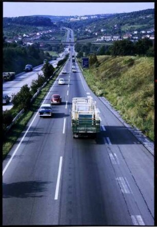 Pforzheim: Autobahn Stuttgart - Karlsruhe, Gefällstrecke bei Pforzheim Ost, von der Brücke