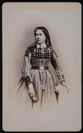 Porträt Franziska Perenz (um 1820-1889; Schauspielerin). Albuminabzug auf Karton (Carte-de-visite mit Atelieraufdruck verso)