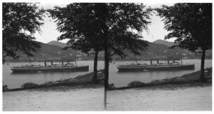 Hochseepassagierdampfer "Victoria Luise" liegt in der Bucht vor der Stadt auf Reede : Bergen (Norwegen). Hochseepassagierdampfer "Victoria Luise" liegt in der Bucht vor der Stadt auf Reede