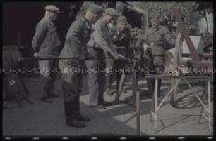 Soldaten und Zivilisten an einer Walze