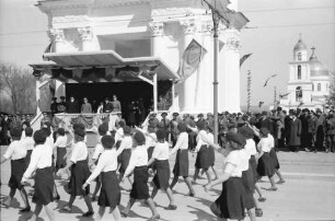 Chisinau: Vorbeimarsch Schulmädchen