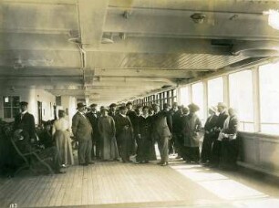 Gruppenbildnis auf dem Promenadendeck des Passagierdampfers Imperator : Bordaufnahmen. Gruppenbildnis auf dem Promenadendeck des Passagierdampfers Imperator