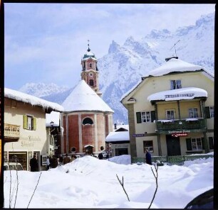 Mittenwald: Malerwinkel mit Schnee, Kirche und Karwendel