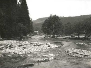 Unwetterkatastrophe im Osterzgebirge am 8./9. Juli 1927. Gottleubatal beim Hammergut Oelsengrund. "Die Stelle, wo sich vor dem Hammergut Oelsengrund durch Brücke, Straßendamm und Gartenmauer der Staudamm bildete." (Gut im Besitz des Landesvereins Sächsischer Heimatschutz)