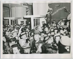 Menschenmenge erwartet Marlene Dietrich, War Bond Selling Tour (Chicago, Juni 1942)