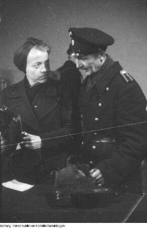 "Volkskontrolle". Verteilung beschlagnahmter Waren an Bedürftige und Schulkinder durch die Volkskontrolle, 1950