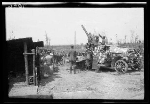 Zwischen Comines (=Comines-Warneton, Belgien) und Messines (=Mesen, Belgien): Soldaten bei einer "Feuerstellung der Flakbatterie Bragard (Flak auf Kraftwagen [mit Tarnbemalung])"