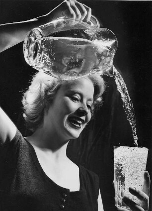 Werbefotografie für einen Prospekt der Hamburger Wasserwerke. Das Modell Eva Roscher gießt Wasser aus einer Karaffe in ein Glas