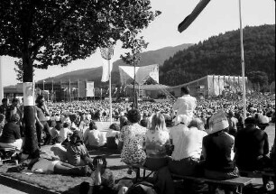 Freiburg: Publikum auf dem Messplatz