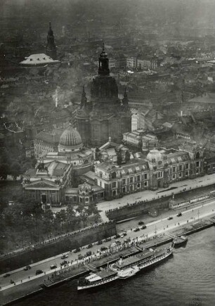 Dresden: Altstädter Elbfront mit Ausstellungsgebäude des Sächsischen Kunstvereins, Kunstakademie und Frauenkirche. Luftbild-Schrägaufnahme von Nordosten