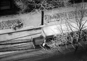 Berlin: T-Bus verschneit, Konstanzer Straße; von oben