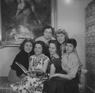 Gruppenaufnahme von sechs jungen Damen