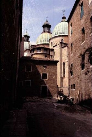 Treviso: Kuppeln des Domes, näher durch Bogen