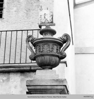 Amphora mit Akantusblattmotiv